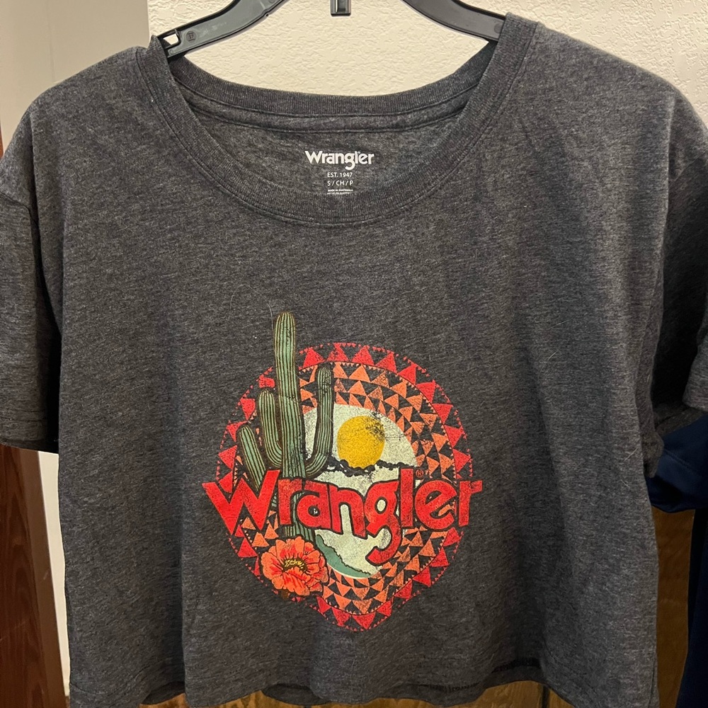 Cropped Wrangler Charcoal Tee with Logo